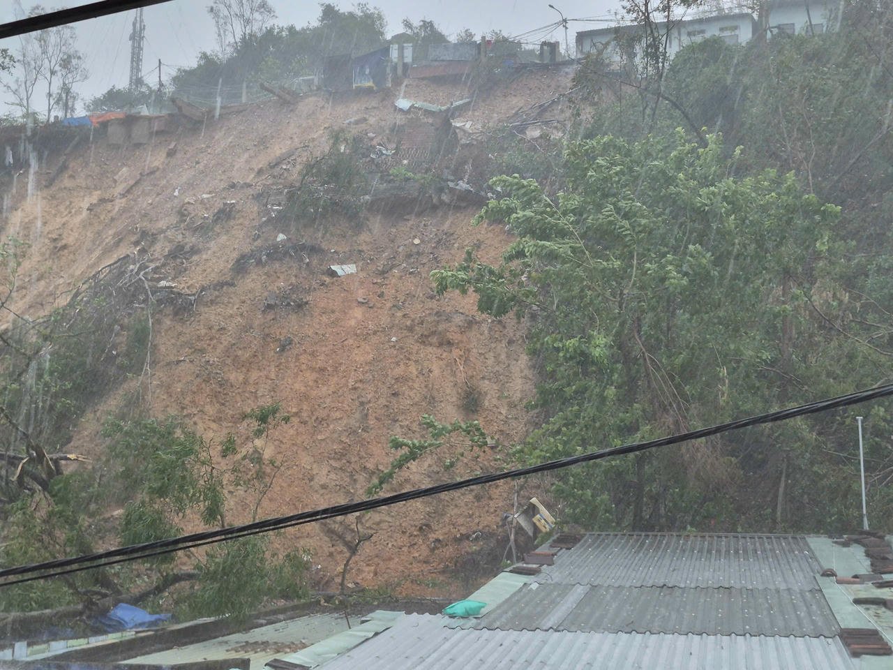 Сильні дощі створюють високий ризик зсувів. Ця історична повінь перевершила повінь 2009 року, проте завдяки чітким та своєчасним вказівкам керівництва провінції Гіа Лай, люди готові реагувати на будь-яку ситуацію, яка може виникнути.