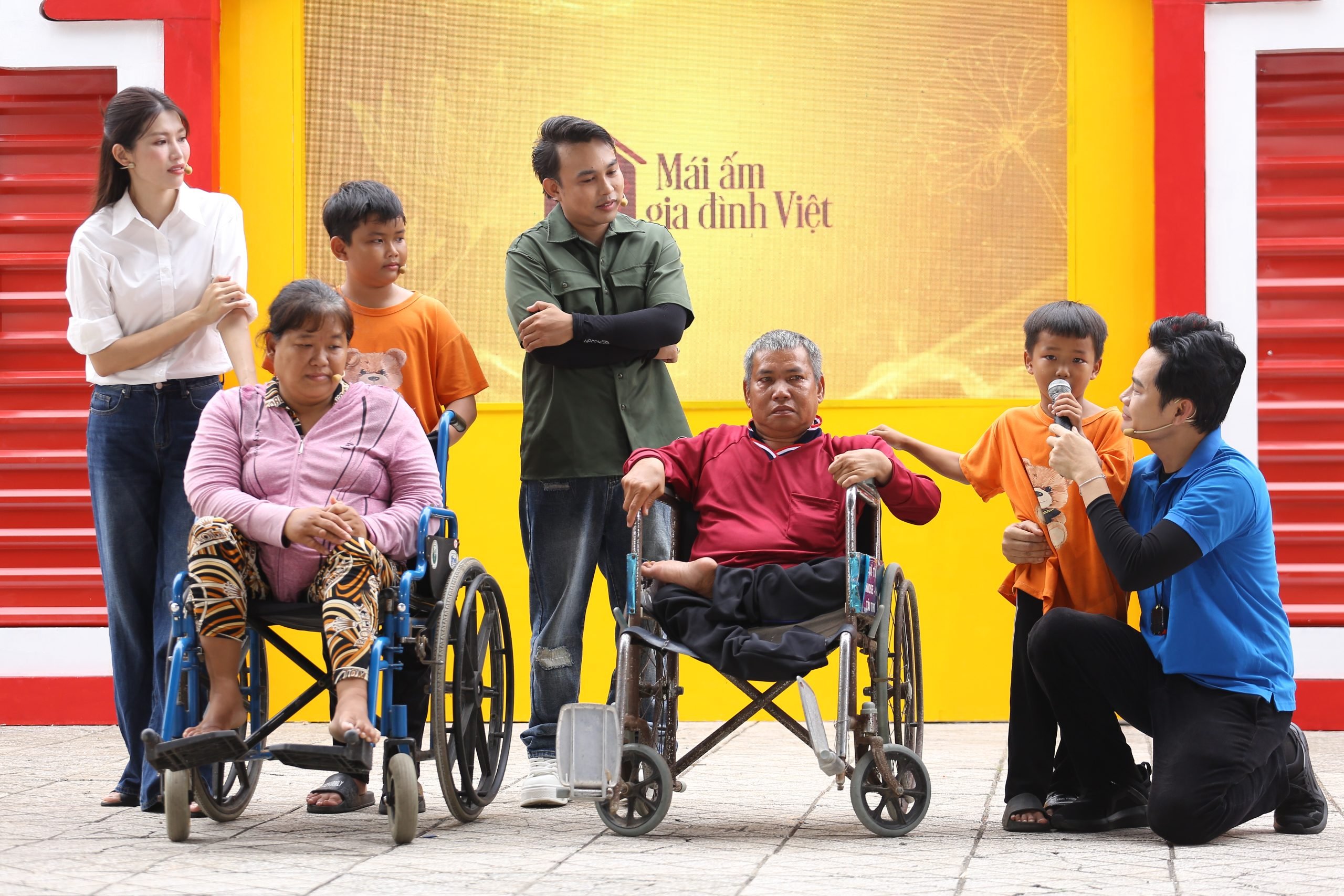 «Jeg elsker foreldrene mine fordi de selger lodd hver dag for å tjene penger til at søsknene mine og jeg kan gå på skolen.» – Minh Tiens yngre bror delte uskyldige, men hjerteskjærende ord.