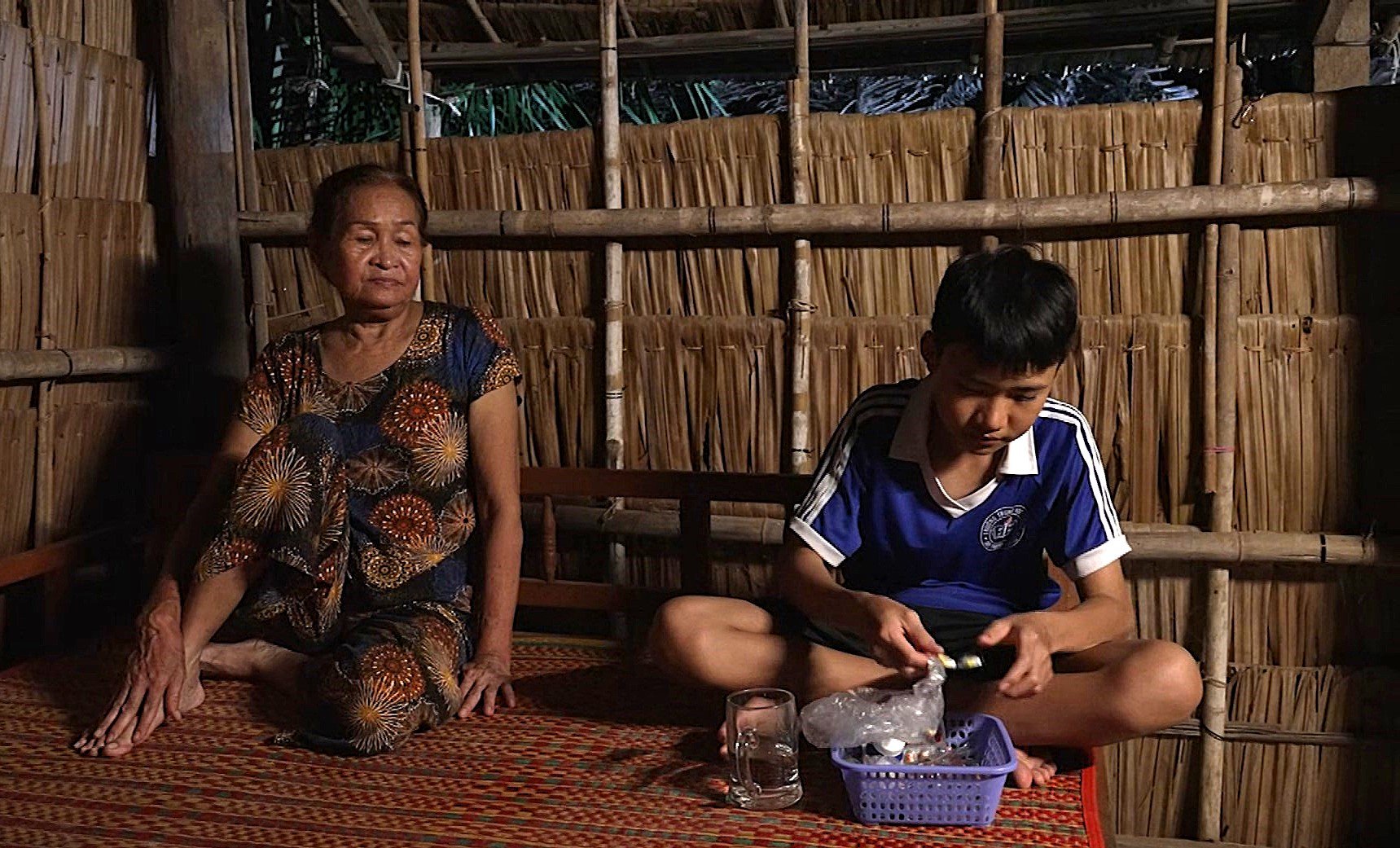I det lille huset er bestemor og barnebarn avhengige av hverandre hver dag.