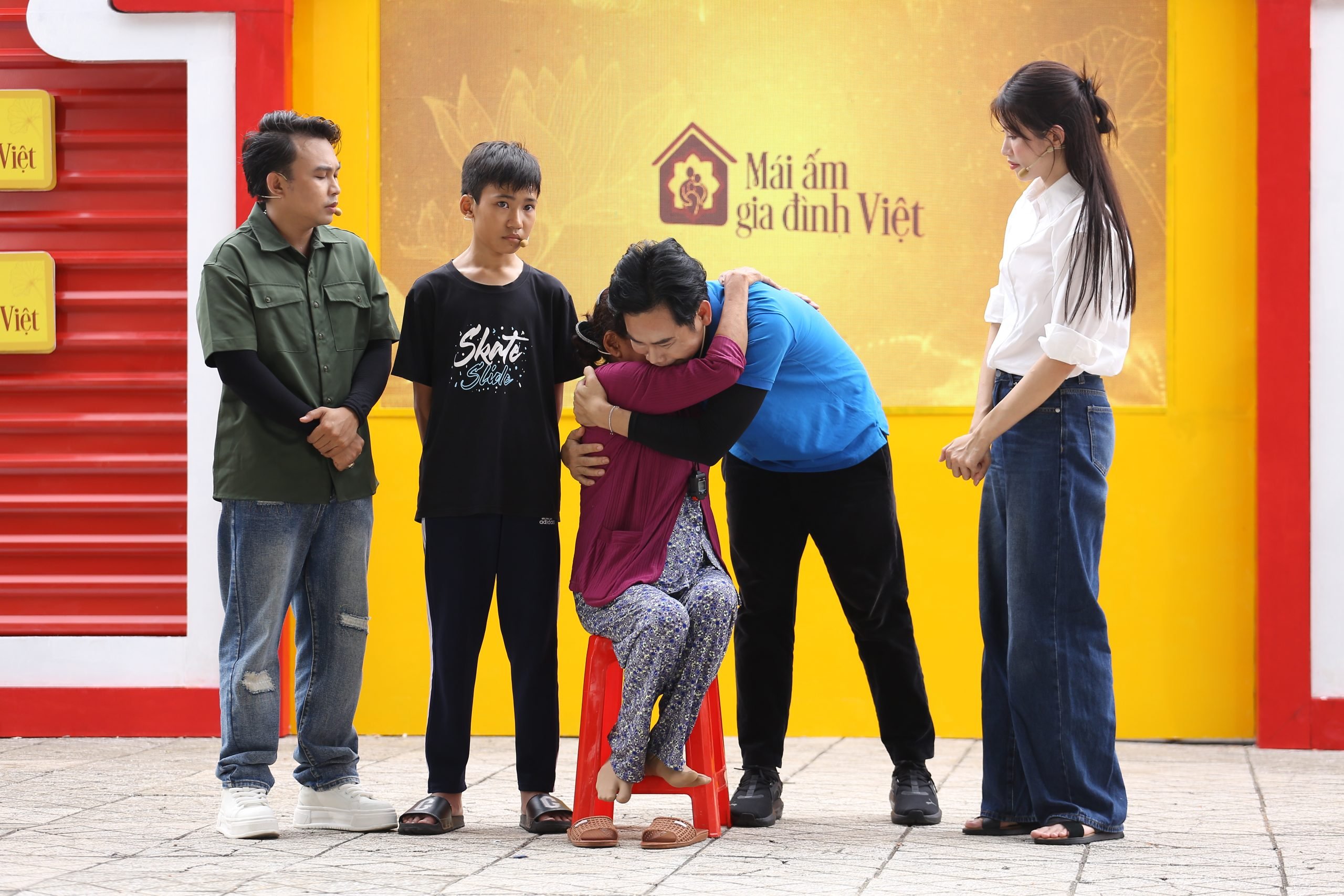 MC Duong Hong Phuc klemte forsiktig Nhat Minhs bestemor og uttrykte kjærlighet og forståelse.