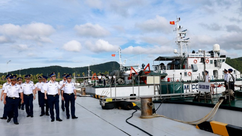 Generalløytnant Bui Quoc Oai inspiserte fortøyningen til kystvaktskipene i havnen til skvadron 401.