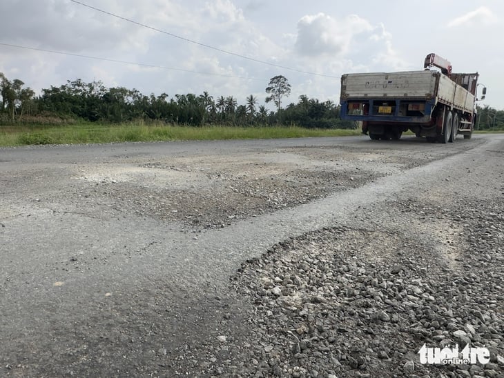 Vì sao quốc lộ 63 vừa láng nhựa lại xuống cấp, nhiều ổ gà? - Ảnh 2.