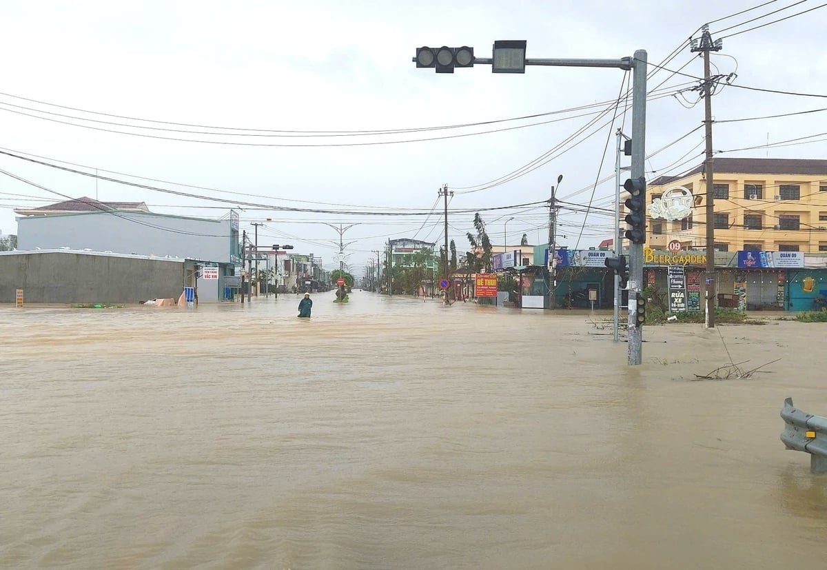 Floods have submerged Gia Lai. Photo: Tuan Anh. Mưa lũ khiến Gia Lai chìm trong biển nước. Ảnh: Tuấn Anh.