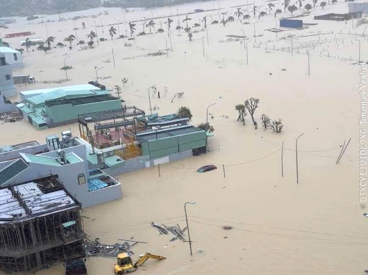 Tens of thousands of households had their houses flooded. Photo: Contributor. Hàng chục nghìn hộ dân bị ngập nhà. Ảnh: CTV.