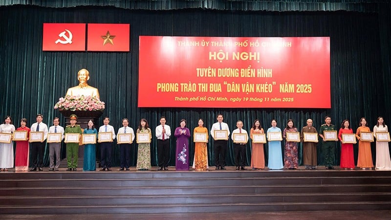 Tuyên dương các tập thể có có thành tích xuất sắc trong phong trào thi đua “Dân vận khéo” năm 2025. (Ảnh: QUỐC THANH)