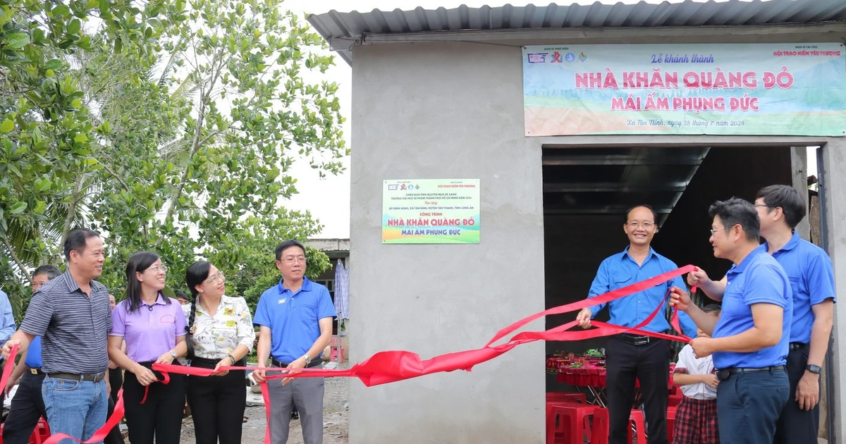 Nhiều trường đại học tại TPHCM chuyển hoa 20/11 thành hành động nhân ái