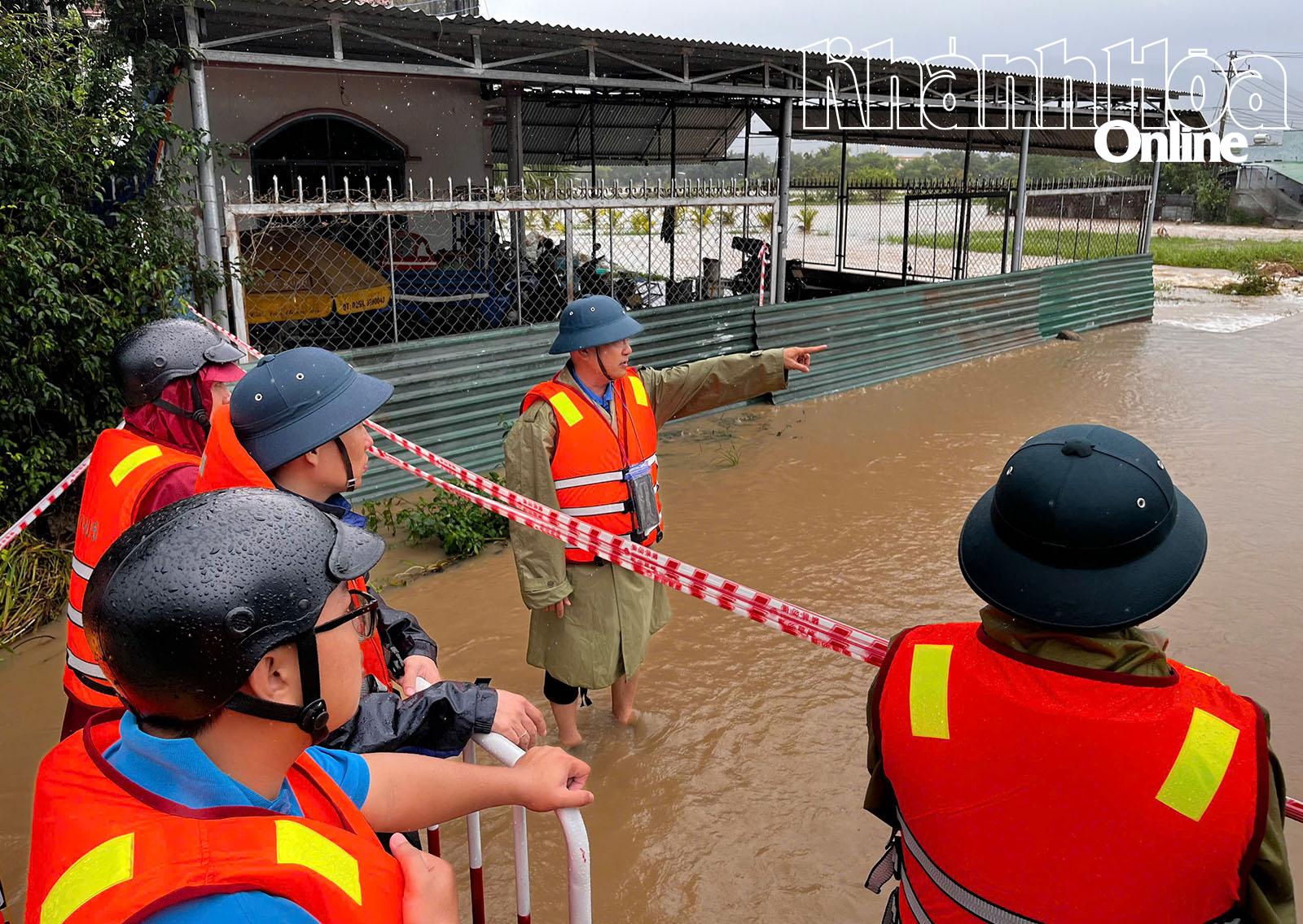 Товарищ Нгуен Куок Бао — секретарь партии, председатель Народного совета округа Ба Нгой — непосредственно руководил силами на месте происшествия.