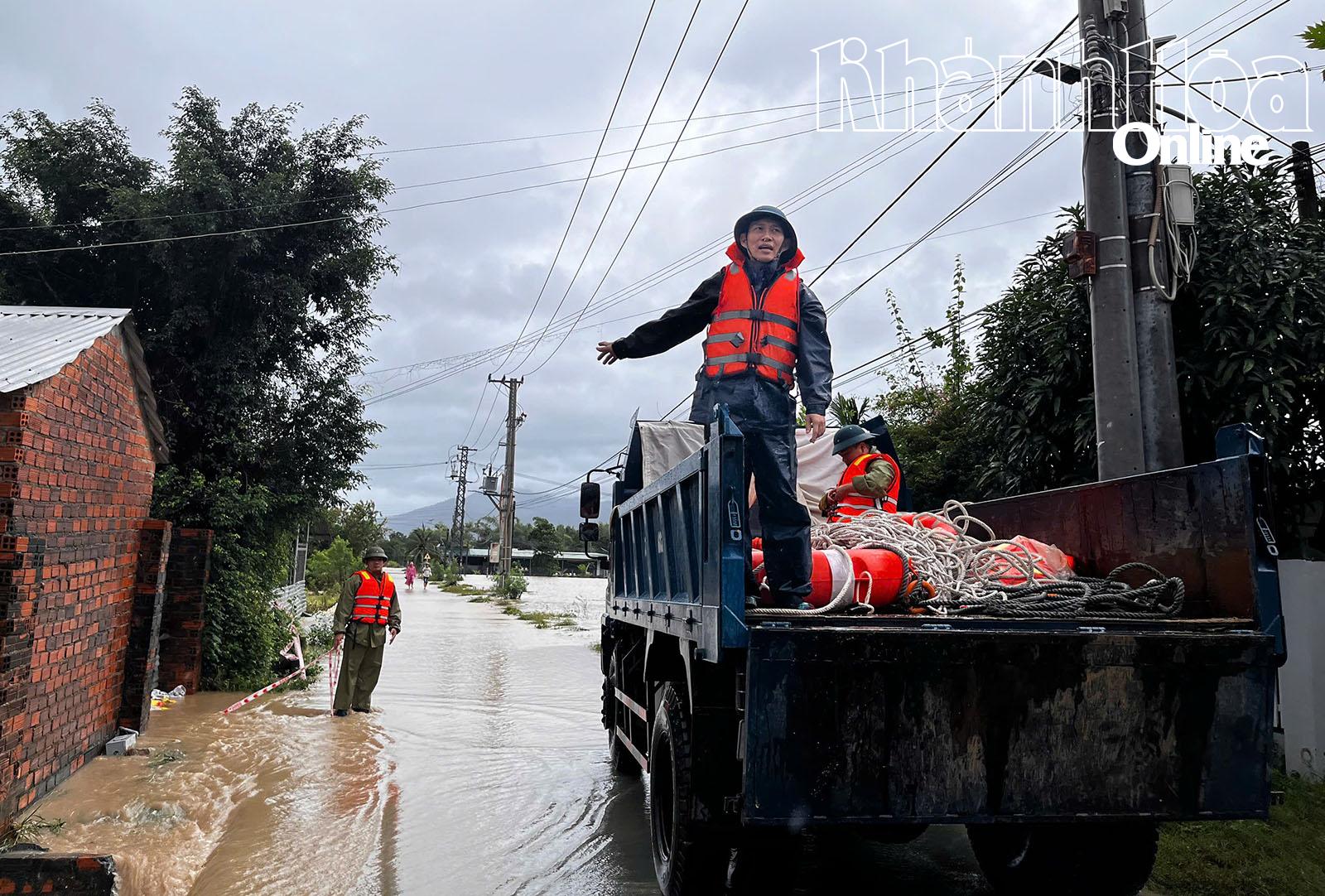 Власти округа использовали грузовики для перемещения к месту происшествия.