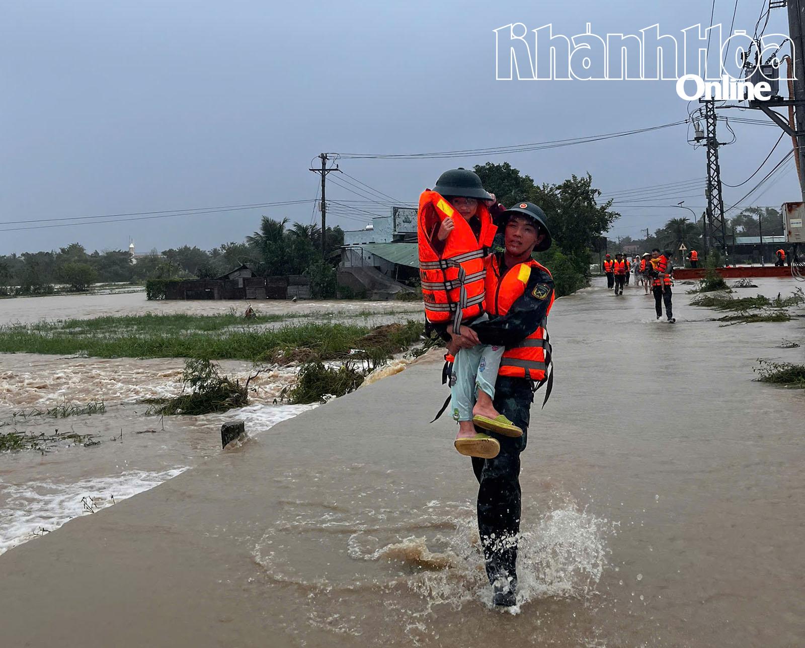 Из затопленной зоны вытаскивают новорожденную девочку.