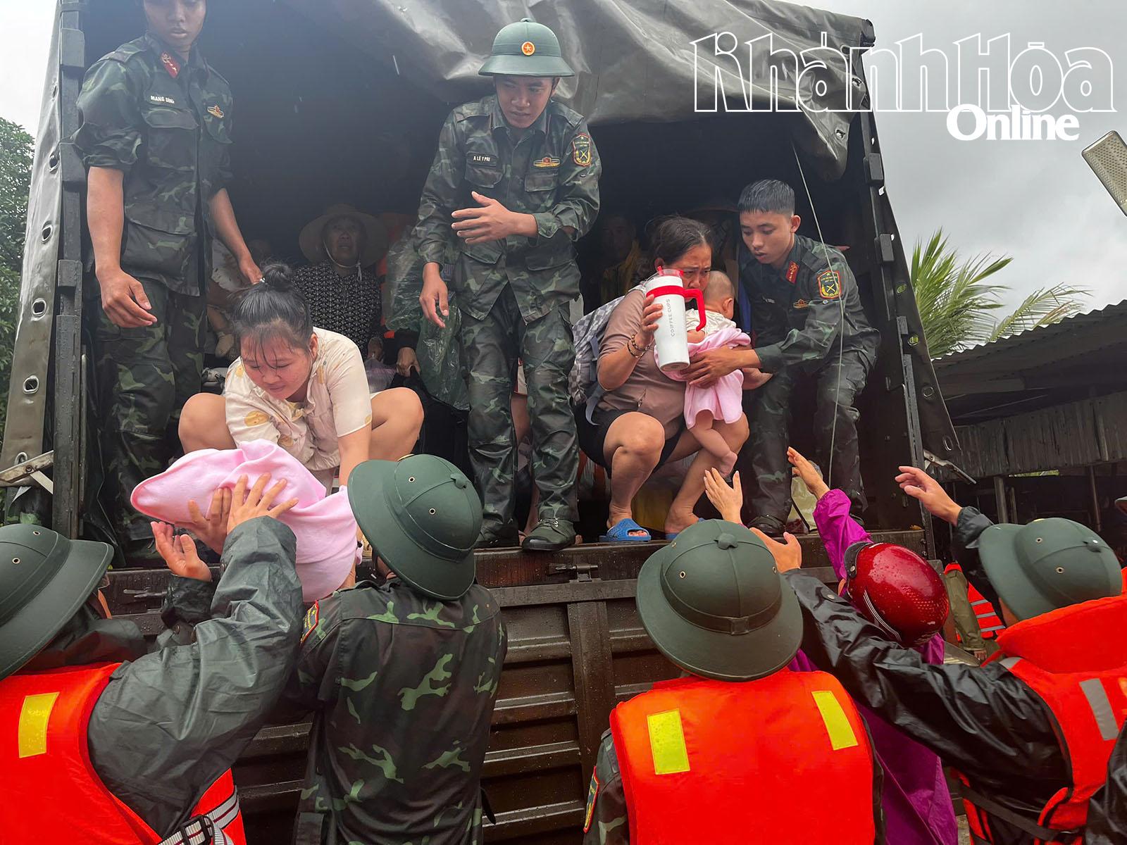 Офицеры и солдаты 293-й инженерной бригады оперативно эвакуировали множество людей, в том числе детей, из уязвимой зоны в безопасное место.