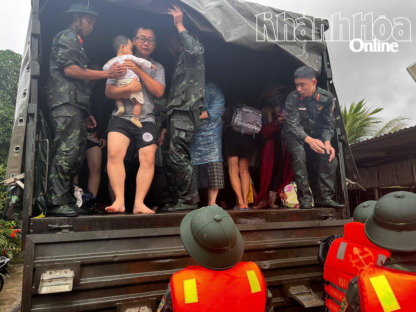 Работы по эвакуации людей из уязвимых зон проводились в срочном порядке.