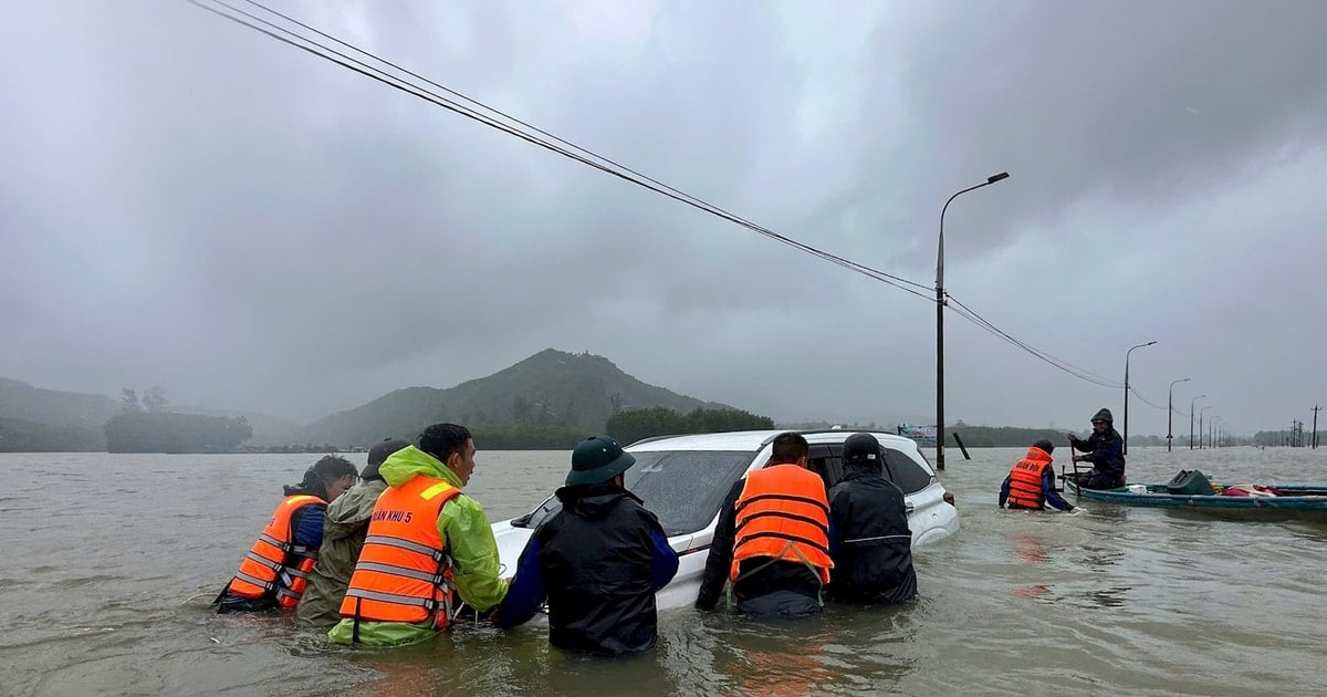 Kịp thời cứu hộ ô tô bị lũ cuốn tại xã Nông Sơn