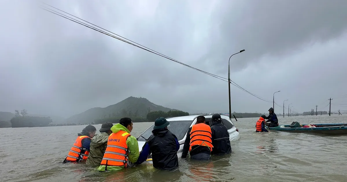 Kịp thời ứng cứu ô tô và tài xế bị lũ cuốn tại Đà Nẵng