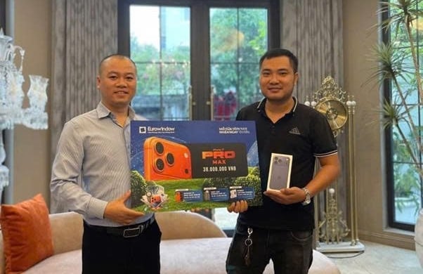 Khách hàng đầu tiên nhận quà iPhone 17 Pro Max từ chương trình khuyến mãi của Eurowindow. Ảnh: Ngọc Hà.