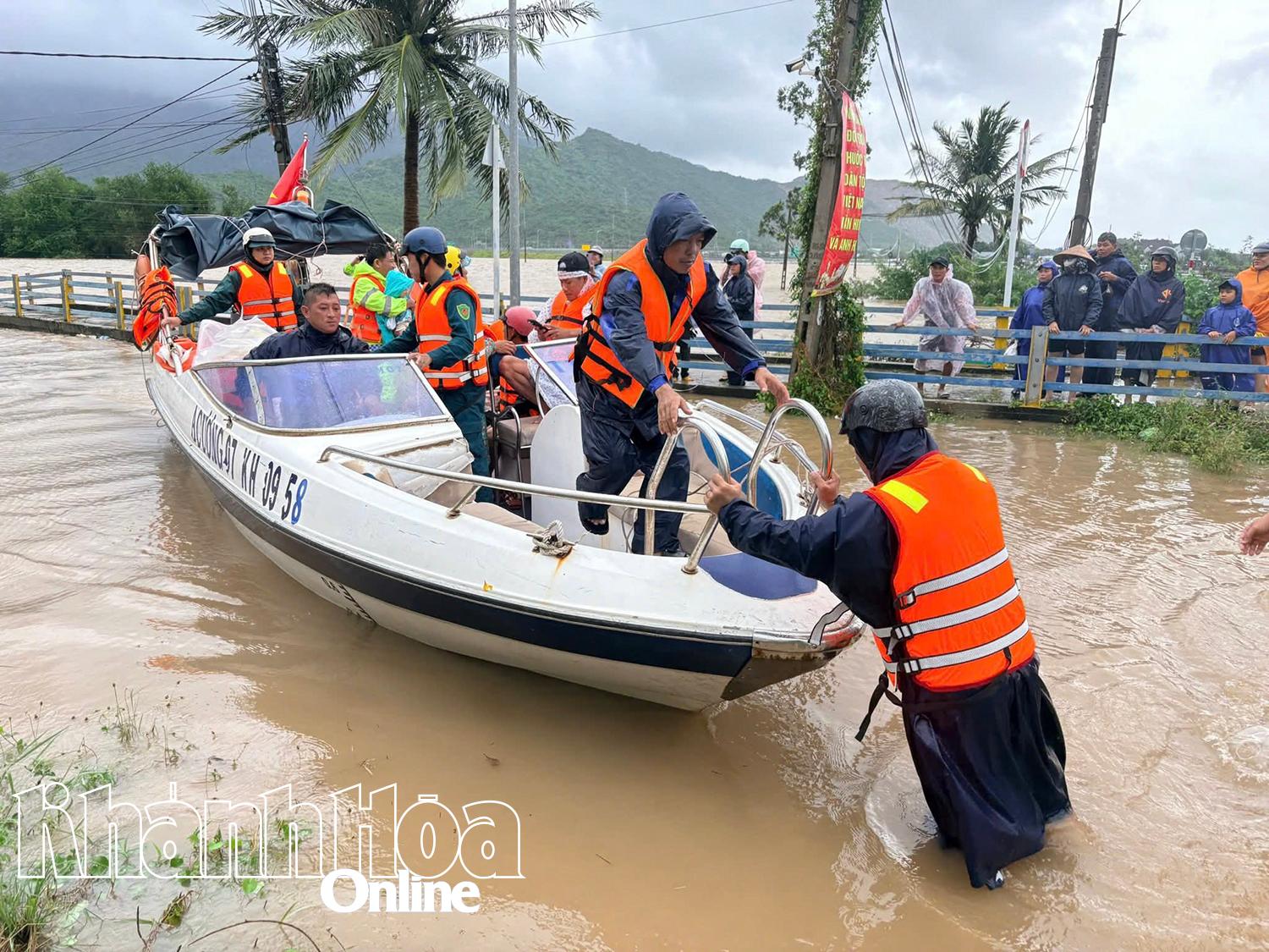 ទូកកាណូត្រូវបានចល័តដើម្បីជម្លៀសប្រជាជនចេញពីតំបន់ទឹកជំនន់។