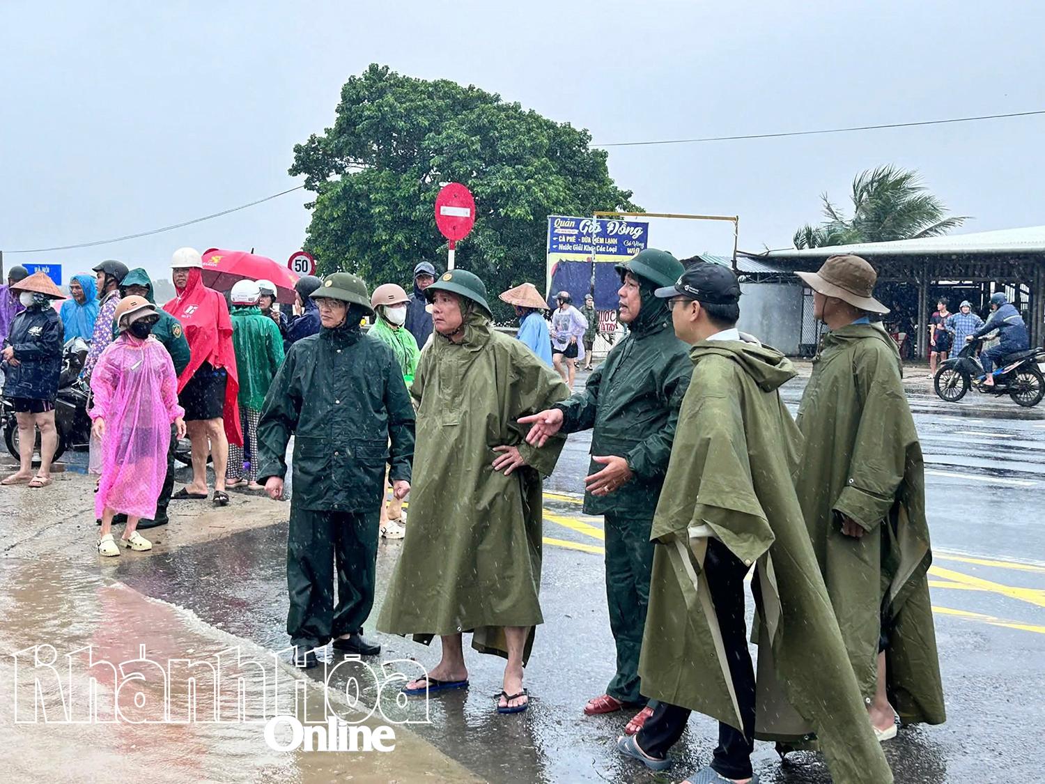 ថ្នាក់ដឹកនាំបញ្ជាការដ្ឋានកងរាជអាវុធហត្ថខេត្ត និងឃុំ Van Thang ផ្ទាល់បានដឹកនាំការជួយសង្គ្រោះ និងឧបត្ថម្ភដល់ប្រជាពលរដ្ឋ។