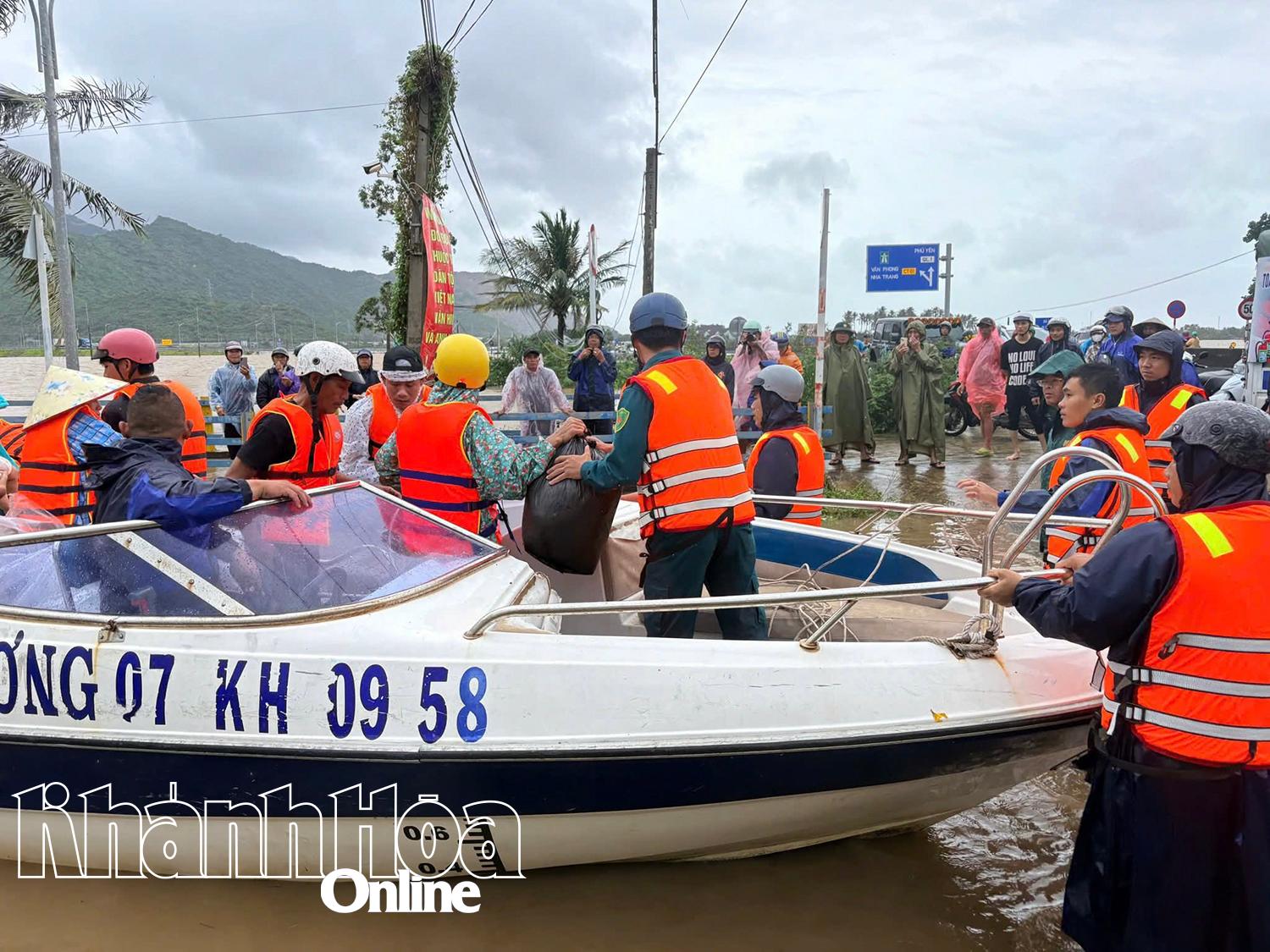 មនុស្សត្រូវបានជួយដល់សុវត្ថិភាព។