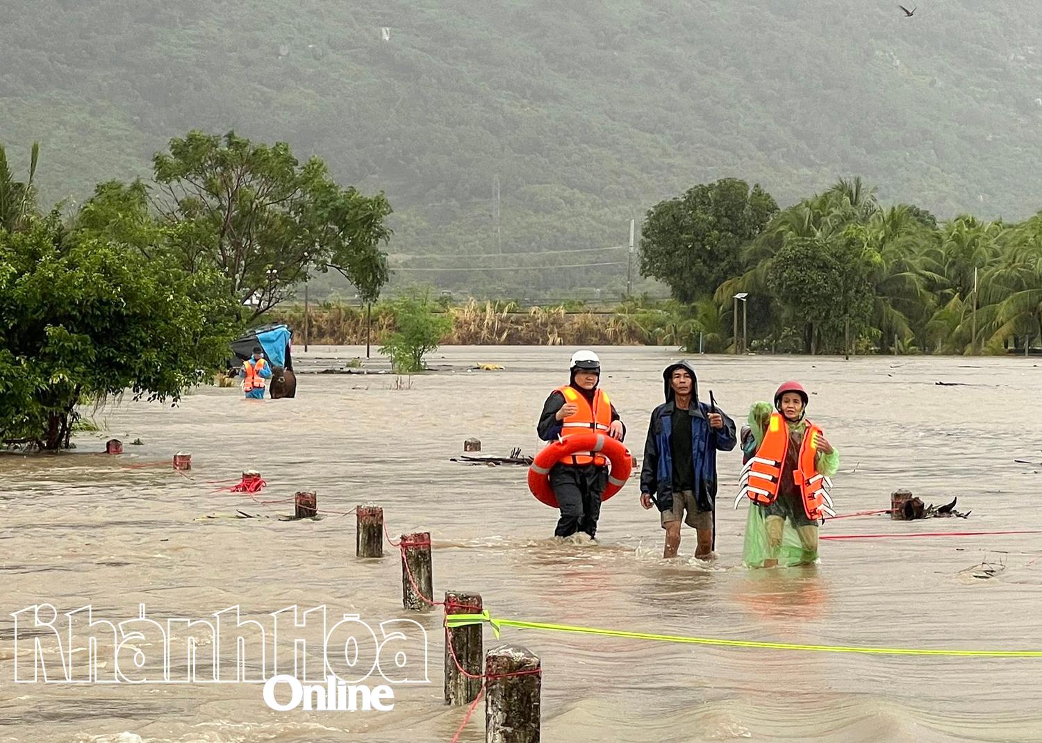 Влада комуни Ту Бонг допомогла людям покинути затоплену територію.