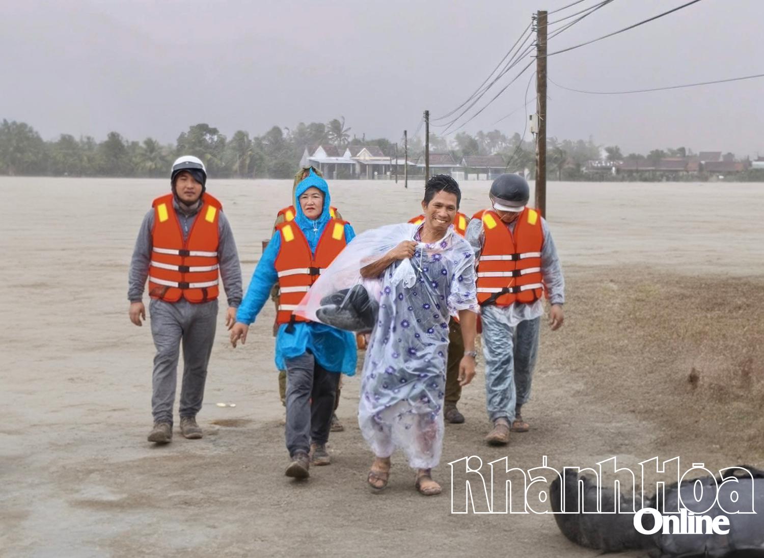 Влада комуни Ту Бонг допомогла людям евакуюватися у безпечне місце.