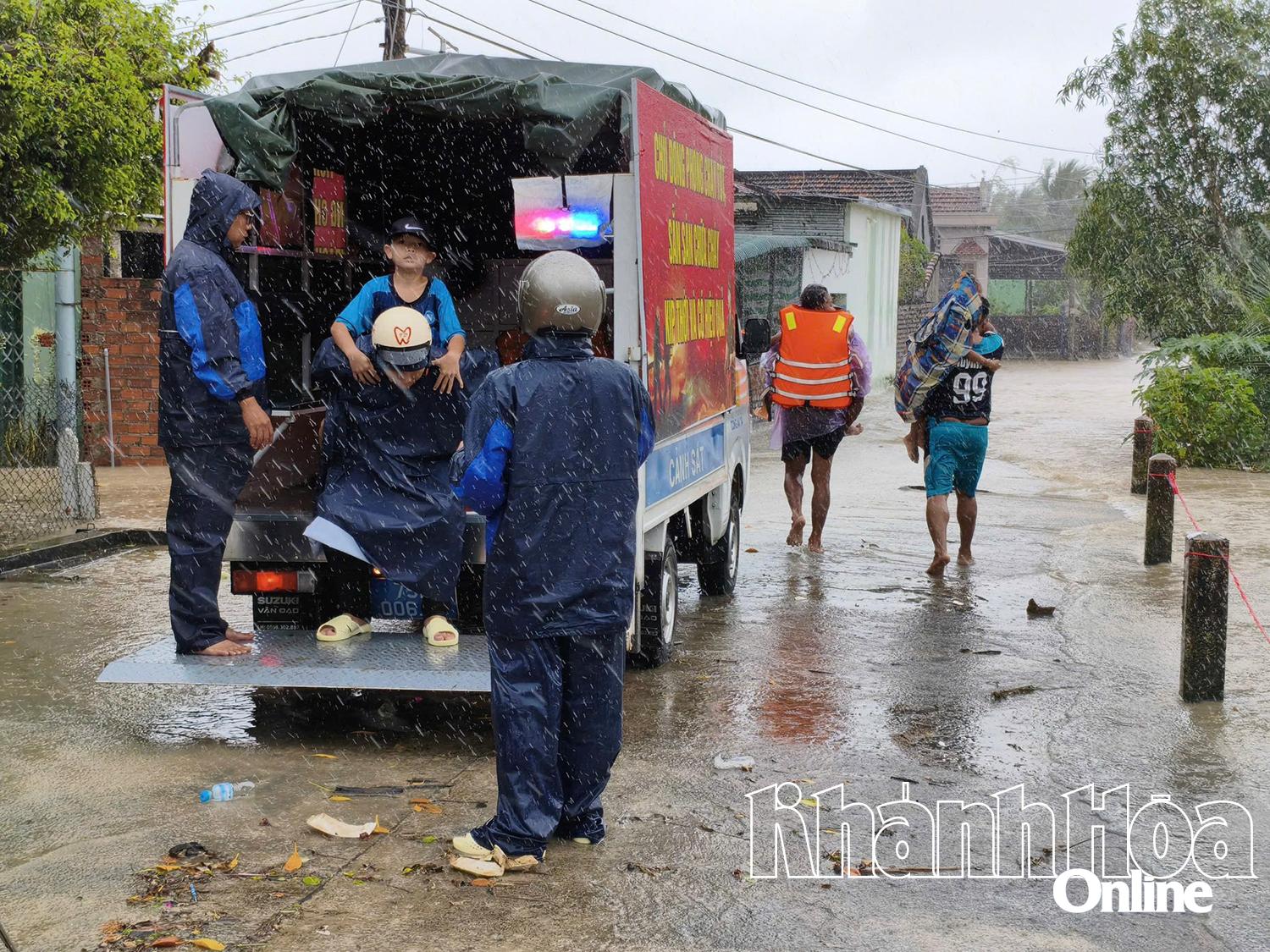 Для допомоги людям в евакуації було мобілізовано транспортні засоби.
