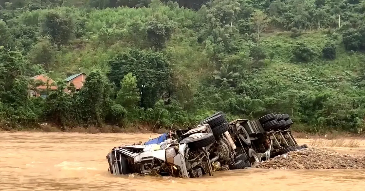 Clip “đã cứu được tài xế” trong vụ xe đầu kéo bị lũ cuốn là sai sự thật