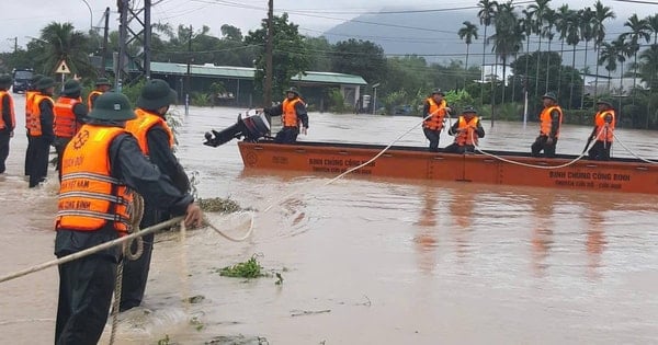 Lực lượng vũ trang tỉnh Khánh Hoà vượt lũ, giúp dân
