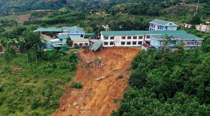 Sạt lở 'vây kín' Trường tiểu học và THCS Sơn Long, khẩn trương di dời học sinh, giáo viên - Ảnh 1.