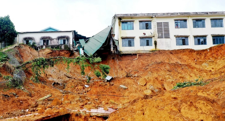 Sạt lở 'vây kín' Trường tiểu học và THCS Sơn Long, khẩn trương di dời học sinh, giáo viên - Ảnh 2.