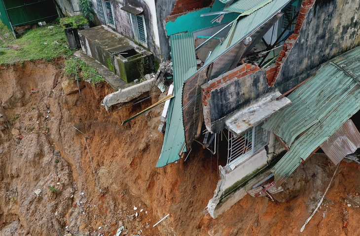 Sạt lở 'vây kín' Trường tiểu học và THCS Sơn Long, khẩn trương di dời học sinh, giáo viên - Ảnh 3.