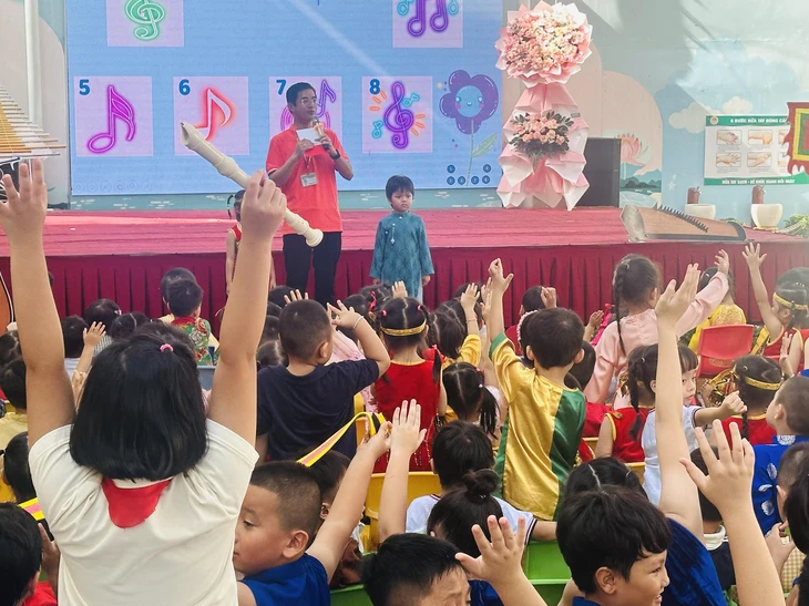 Hai trường chất lượng cao ở TP.HCM giao lưu âm nhạc dân tộc - Ảnh 1.