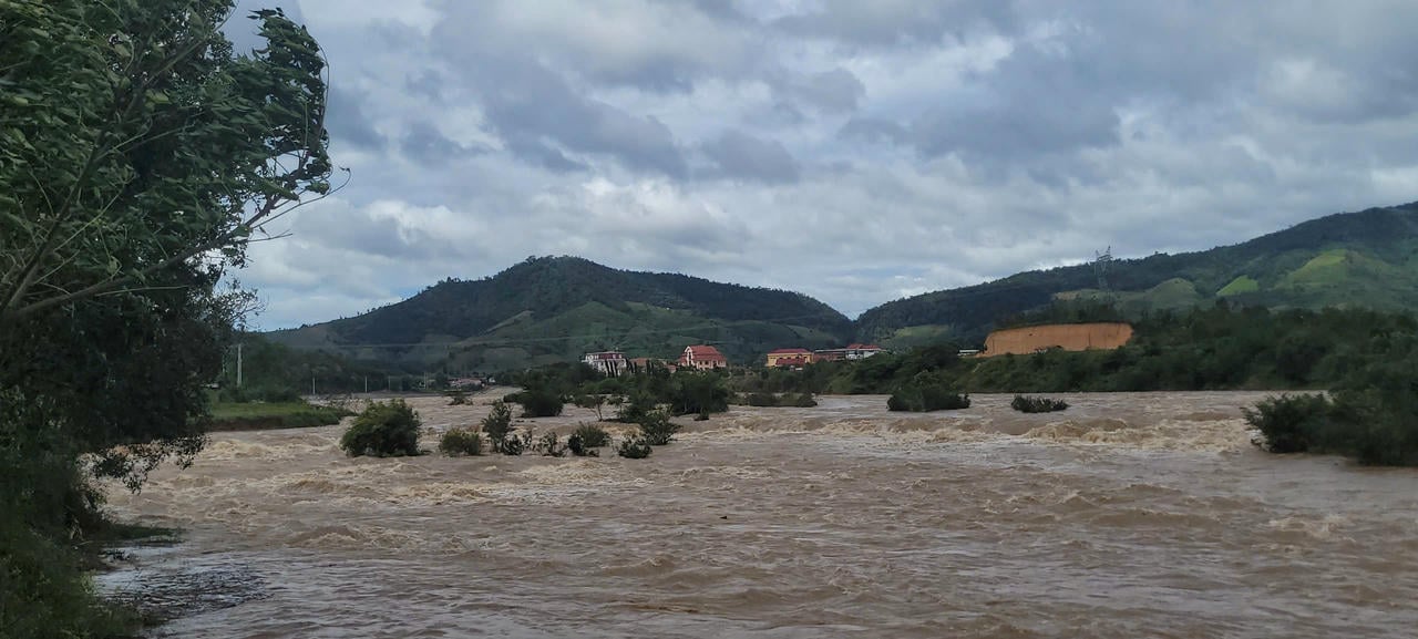 Рівень води в річці Дак Снгхе піднявся та швидко потік, загрожуючи житловим районам та прибережним виробничим угіддям у селі Кон Ской, комуна Кон Браїх.