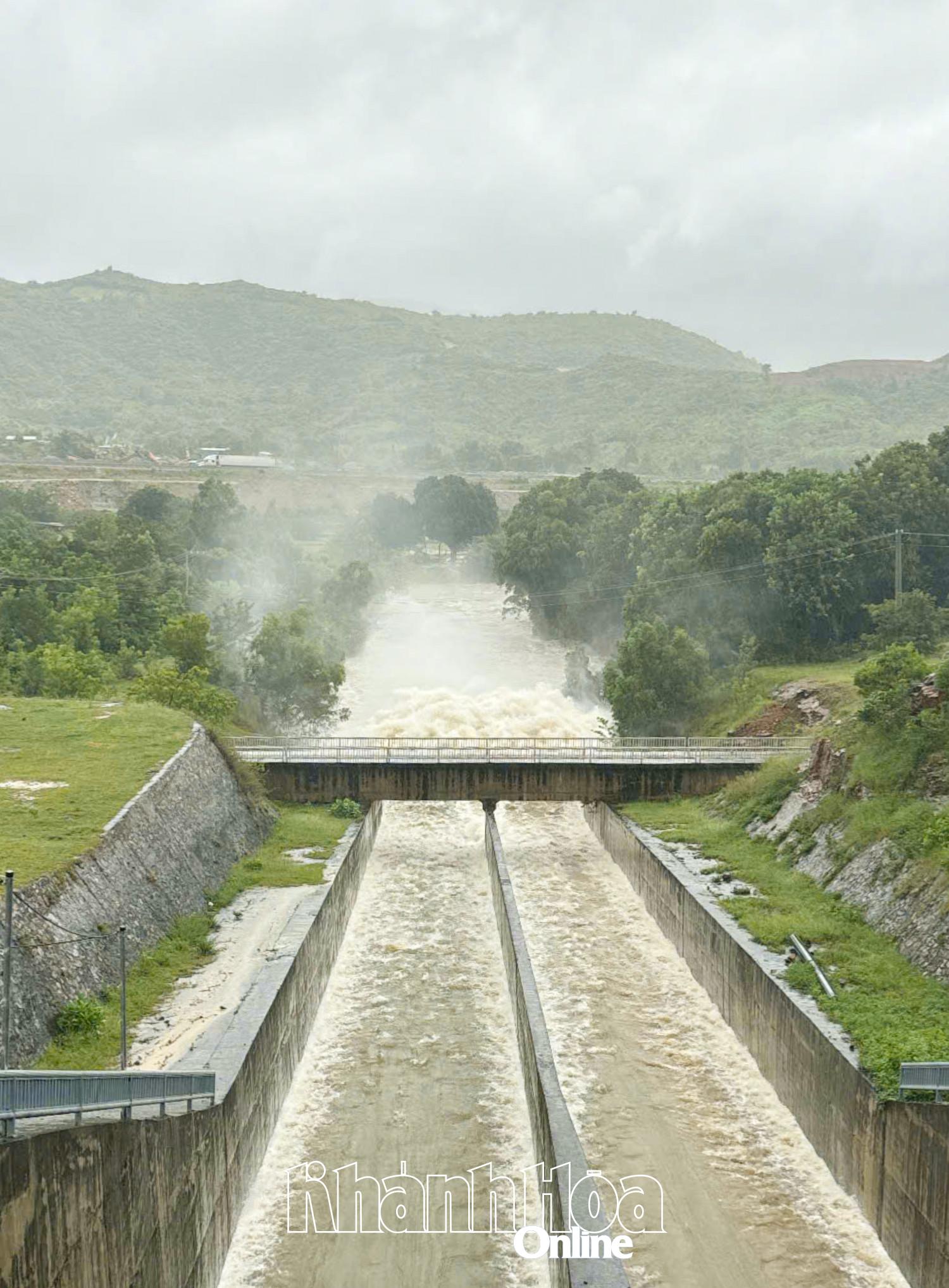 De capaciteit van het Song Trau-meer (gemeente Cong Hai) bereikt 98,6%, momenteel zijn er 2 sluizen open, overloop 141,08 m3/s.