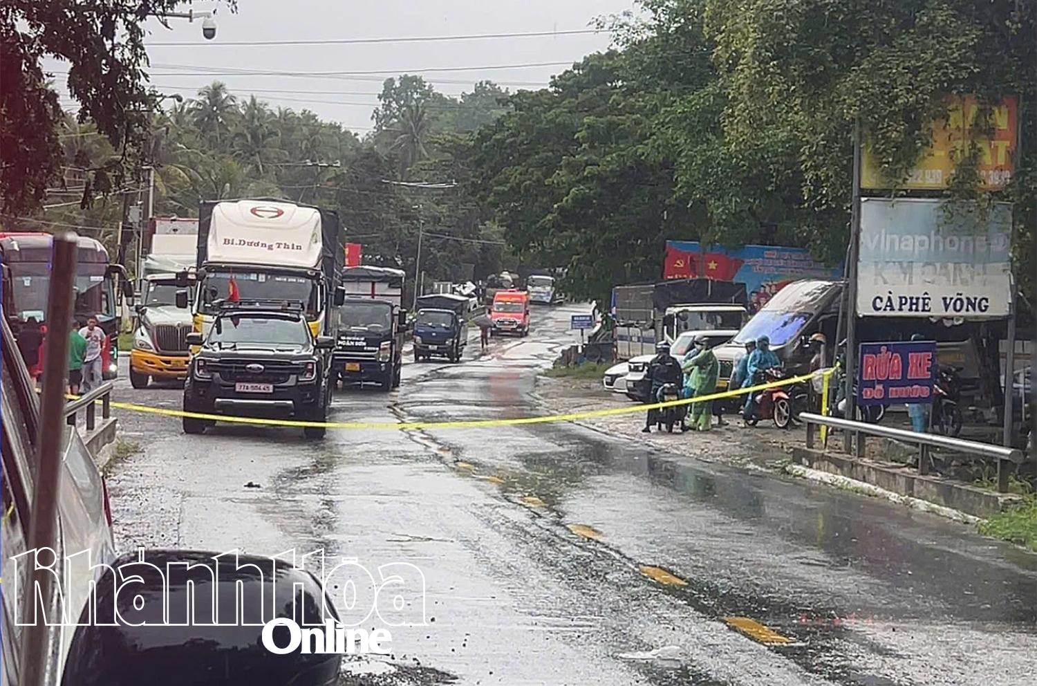 Trafikpolisens team 1/27 sträckte rep för att stänga av vägen för att förhindra att fordon körde uppför Song Pha-passet.