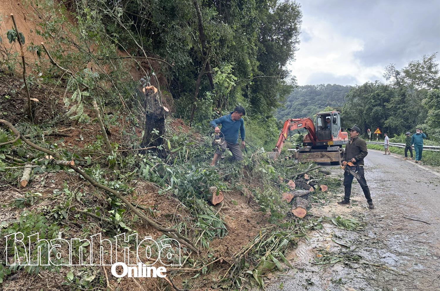 Underhållsenhet sågar träd och röjer stenar vid jordskredsplatsen på Song Pha-passet 