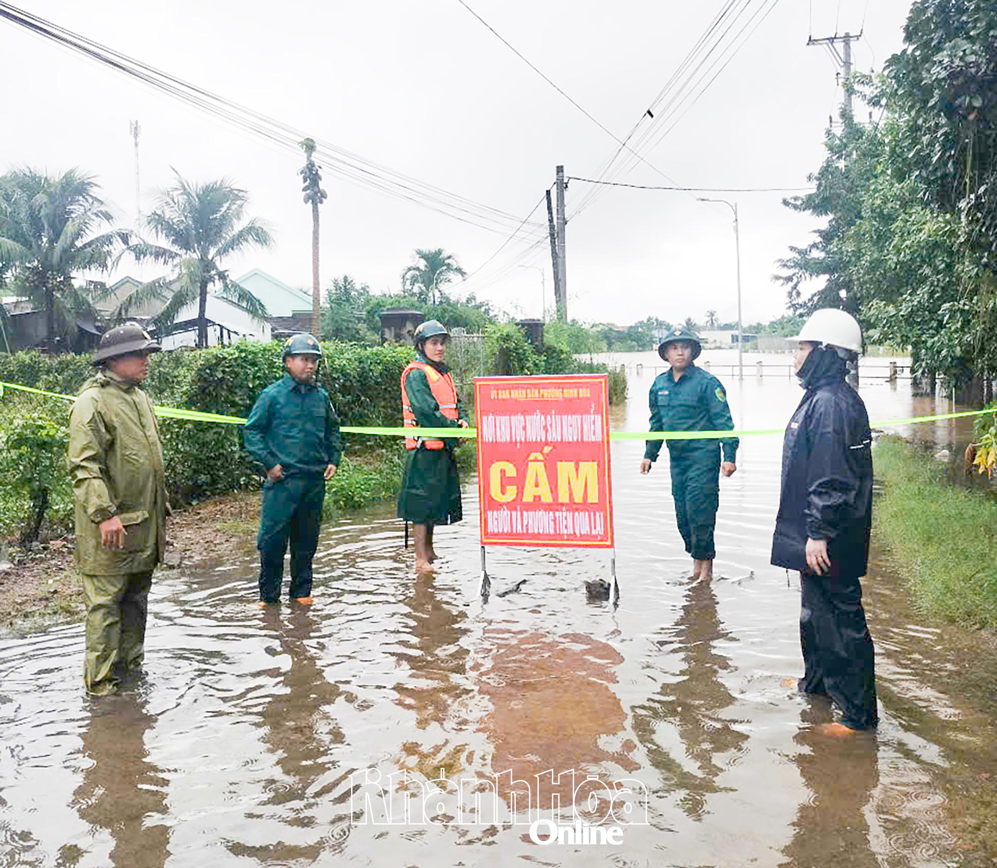 निन्ह होआ वार्ड पीपुल्स कमेटी ने गहरी बाढ़ की आशंका वाले क्षेत्रों में जांच चौकियां स्थापित की हैं।