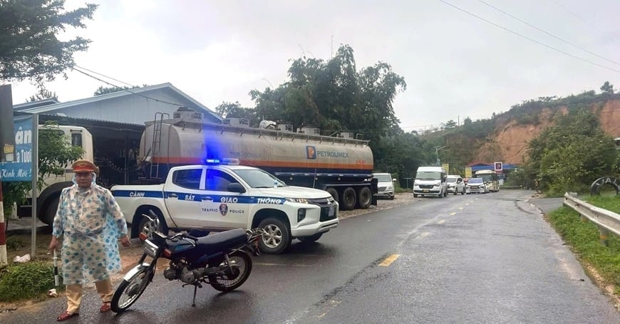 Trưa 19/11, lực lượng chức năng đã ra quyết định dừng hoàn toàn các phương tiện lưu thông qua đèo Sông Pha. Ảnh: CTV.
