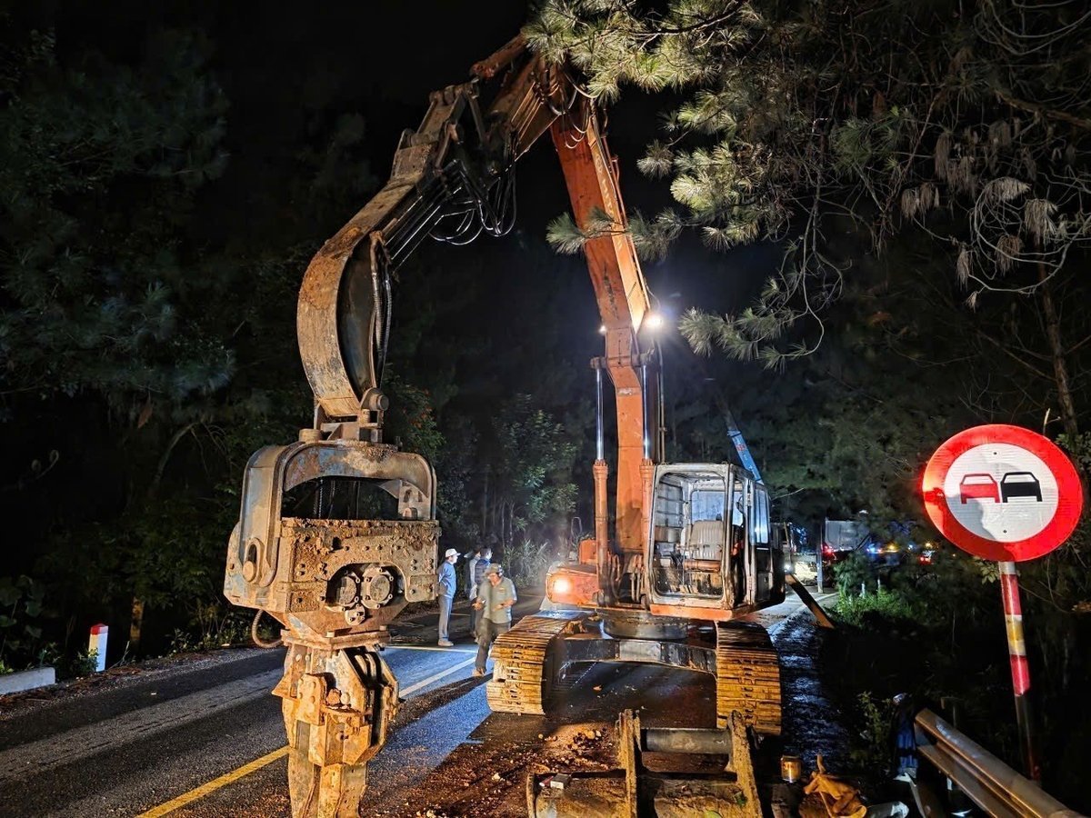 Trong đêm 18/11, lực lượng chức năng tỉnh Lâm Đồng đang triển khai gia cố đoạn bị sạt lở trên đèo Mimosa. Ảnh: CTV.