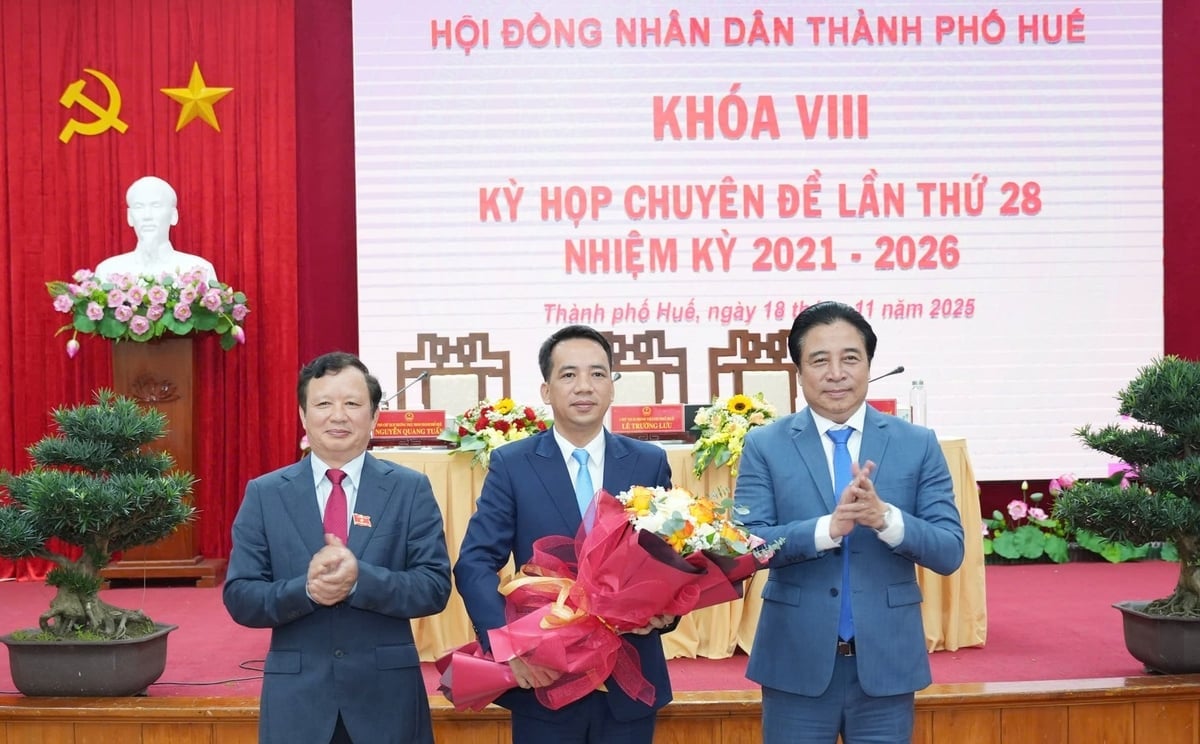 Ông Trần Hữu Thùy Giang - Chánh văn phòng UBND TP Huế (giữa) giữ chức Phó Chủ tịch UBND TP Huế nhiệm kỳ 2021 - 2026. Ảnh: Minh Phan.