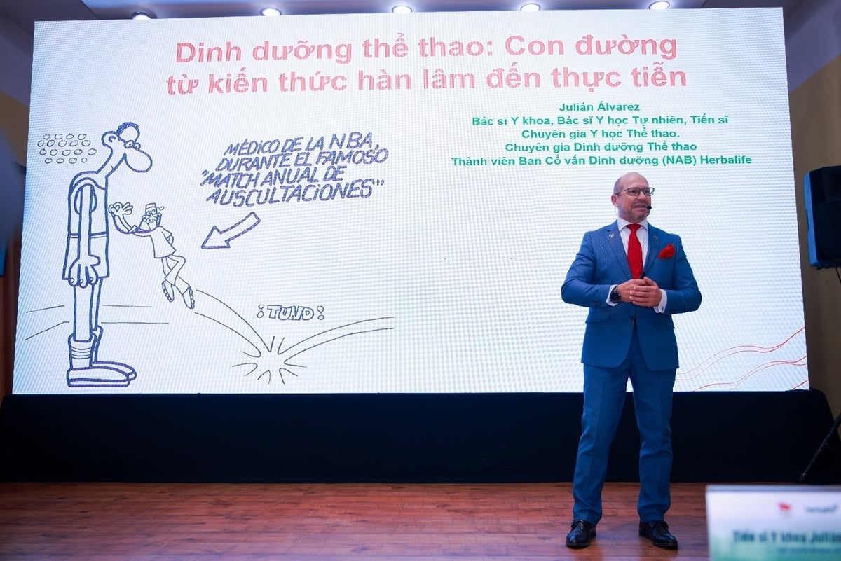 TS. Julián Álvarez García, thành viên Ủy ban cố vấn dinh dưỡng của Herbalife chia sẻ tại buổi đào tạo. Ảnh: Herbalife Việt Nam.