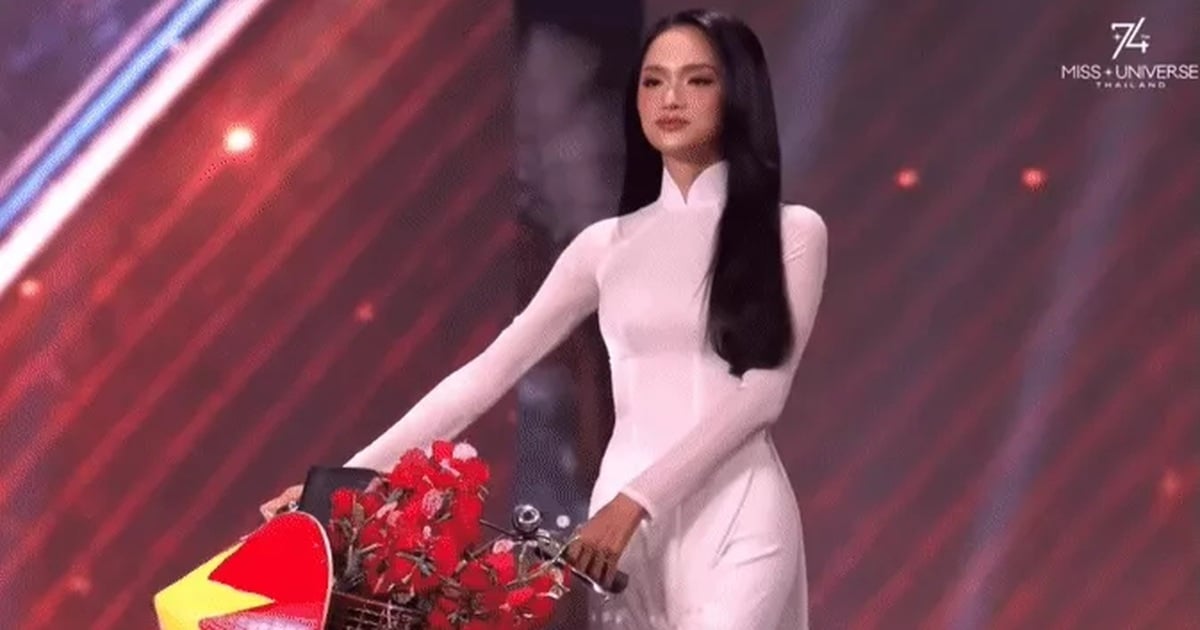 Các đại diện Việt Nam từng trình diễn quốc phục ấn tượng trước Hương Giang