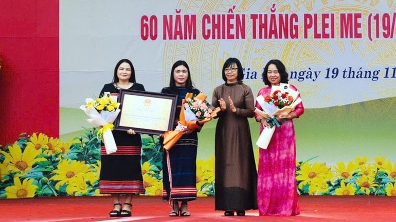 نایب رئیس کمیته مردمی استان، نگوین تی تان لیچ، گواهینامه رتبهبندی آثار تاریخی استان با عنوان «پیروزی دره ایا درانگ در سال ۱۹۶۵» را به کمیته حزب، دولت و مردم کمون ایا پوچ اعطا کرد. plei-me-2-5137.jpg