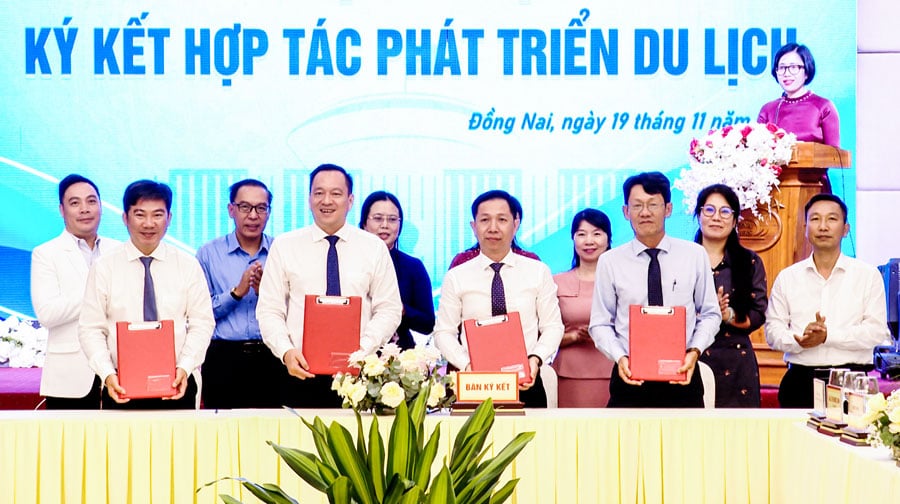 Representantes dos Departamentos de Cultura, Esportes e Turismo de Dong Nai, Dong Thap, Vinh Long e da cidade de Can Tho assinaram um acordo de cooperação para o desenvolvimento do turismo.