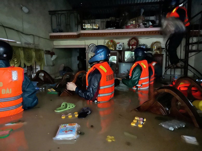 Bộ đội hỗ trợ sơ tán người dân và tài sản trong mưa lũ ở Đắk Lắk- Ảnh 3.