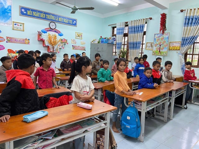 Tái diễn việc vắng Phó hiệu trưởng, phụ huynh lại… đưa con đến trường- Ảnh 3.