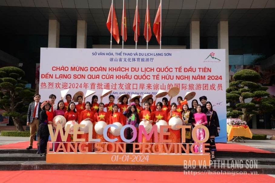 Thầy Lê Thanh Hùng đưa học sinh đi trải nghiệm thực tế tại cửa khẩu Quốc tế Hữu Nghị