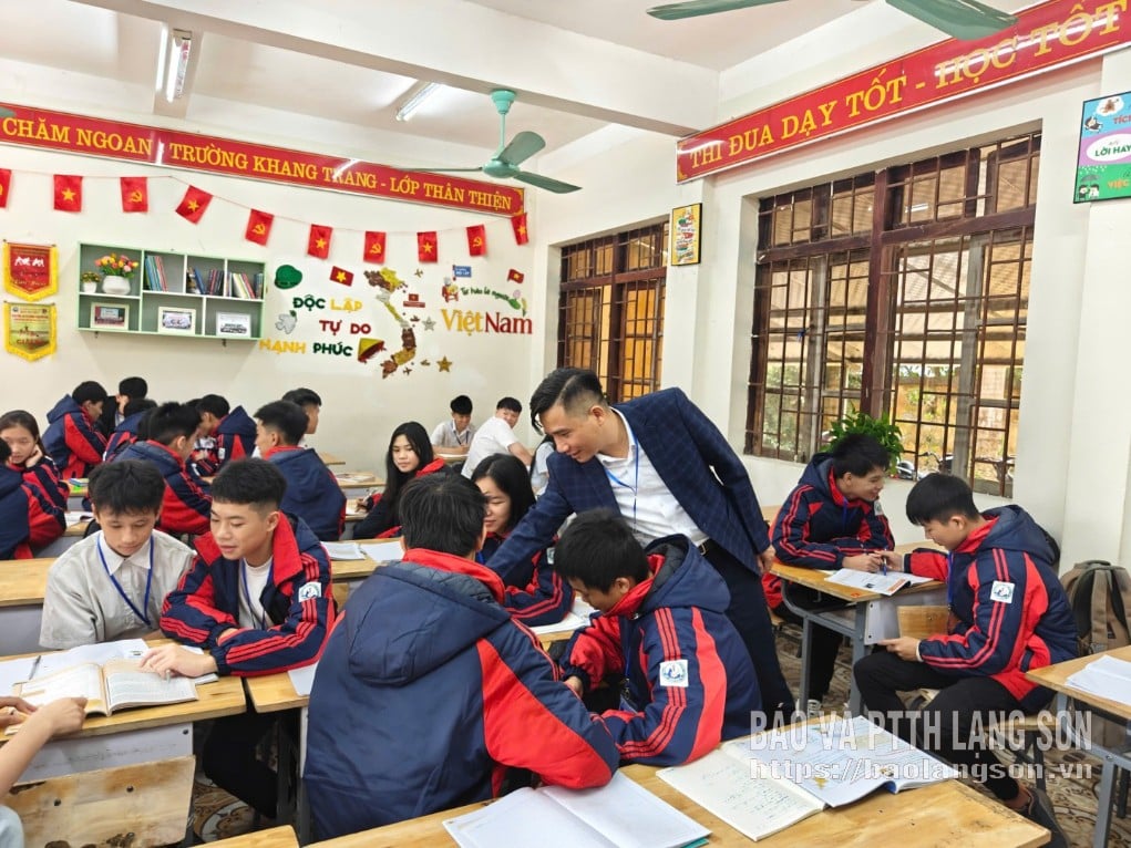 Thầy Lê Thanh Hùng luôn sáng tạo trong cách giảng dạy môn Ngữ văn, tạo hứng thú cho học sinh