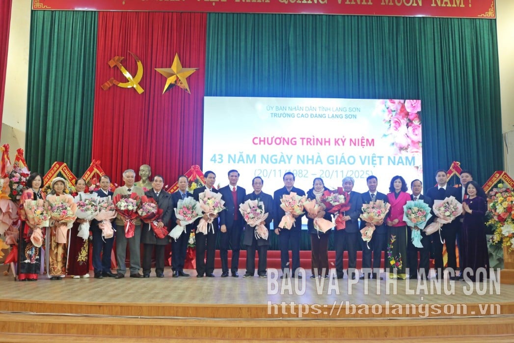 Dewan sekolah memberikan karangan bunga untuk memberi ucapan selamat kepada para guru dan mantan administrator sekolah.