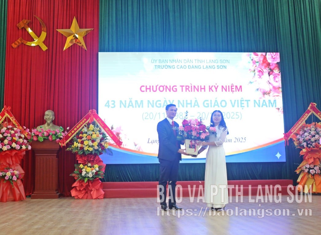 Perwakilan siswa sekolah mempersembahkan bunga untuk mengucapkan selamat kepada sekolah pada Hari Guru Vietnam, 20 November.