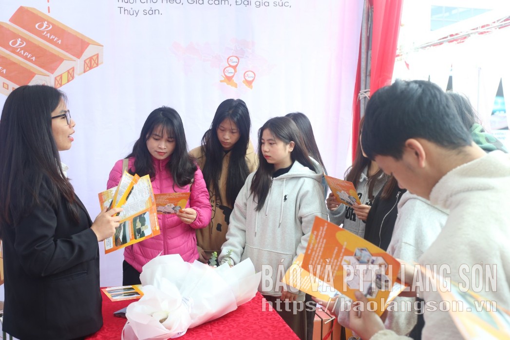 Siswa mendengarkan langsung saran referensi pekerjaan