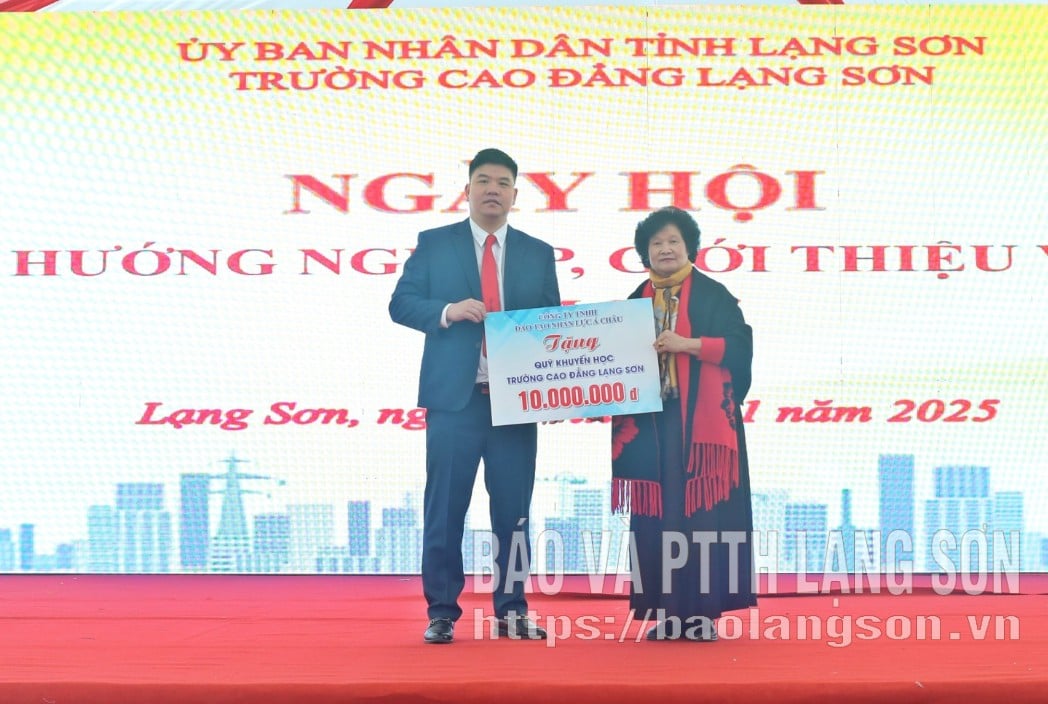 Perwakilan bisnis memberikan dukungan untuk dana beasiswa sekolah